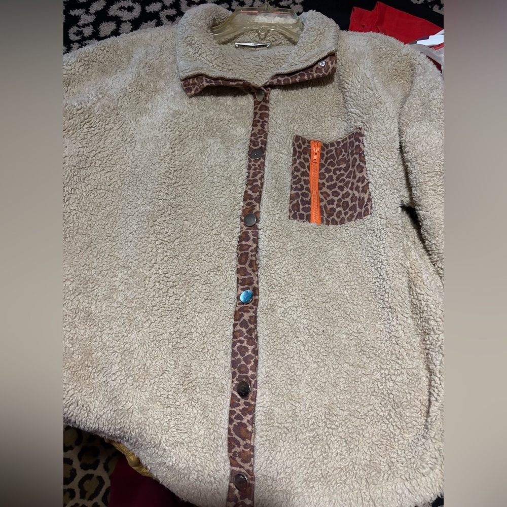teddy button down jacket with leopard accents✨ - Picture 4 of 8